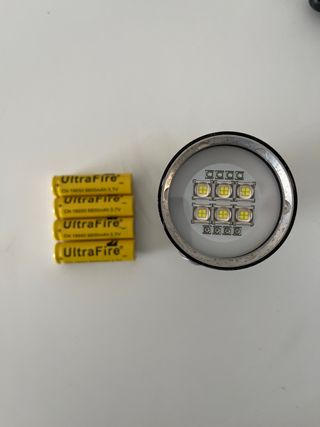 Linterna LED Camping/Buceo + 4 Baterías