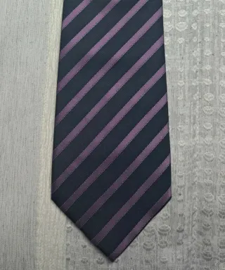 Corbata de rayas negra y morada