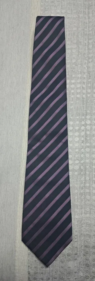 Corbata de rayas negra y morada