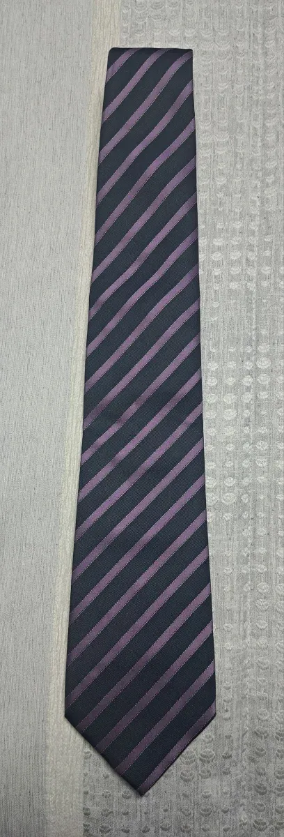 Corbata de rayas negra y morada