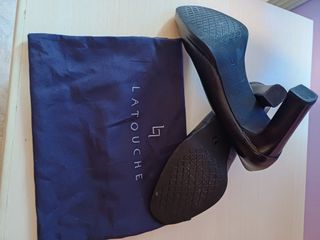 Zapatos de tacón negros Latouche moda femenina.