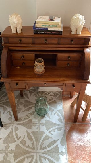Escritorio de madera con cajones