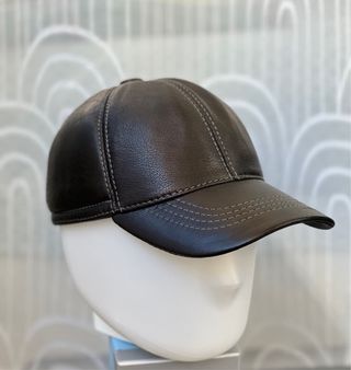 Gorra de piel negra