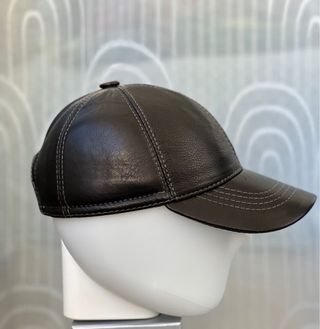 Gorra de piel negra