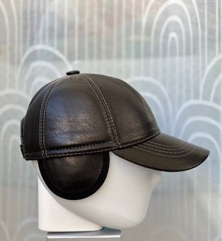 Gorra de piel negra