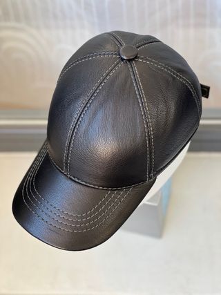 Gorra de piel negra