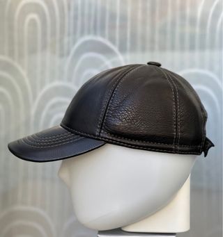 Gorra de piel negra