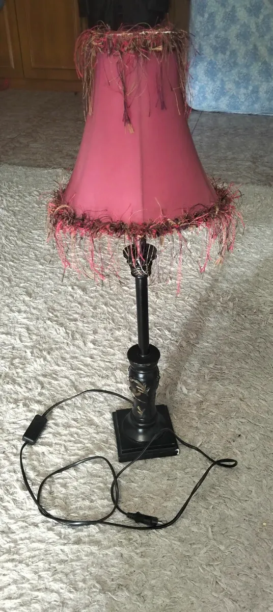 Lámpara de mesa rosa con flecos