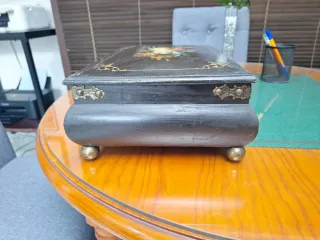 Caja de madera pintada con flores