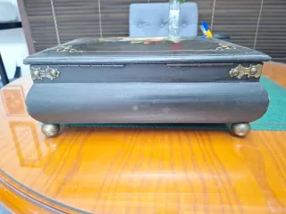 Caja de madera pintada con flores