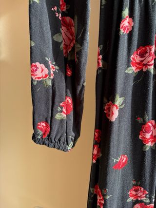 Vestido negro flores Stradivarius