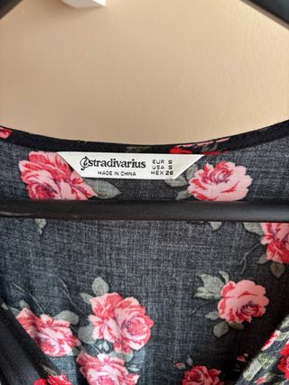 Vestido negro flores Stradivarius