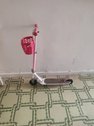 Patinete infantil rosa con cesta