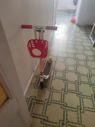 Patinete infantil rosa con cesta