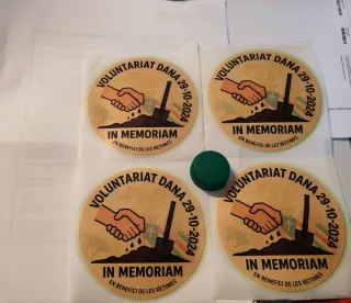PEGATINA SOLIDARIA EN BENEFICIO DE LAS  VICTIMAS