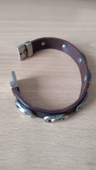 Pulsera cuero marrón con detalles zamak