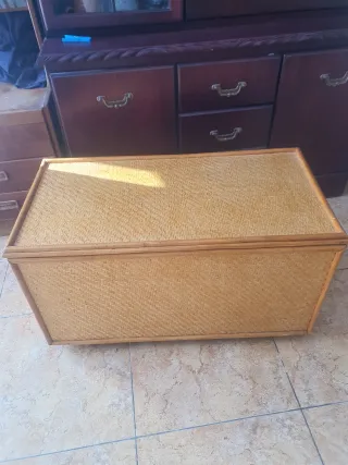 Baúl de mimbre y madera