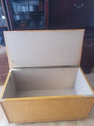 Baúl de mimbre y madera