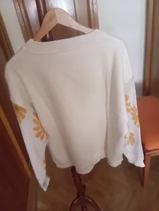 Sudadera beige detalle flores talla M