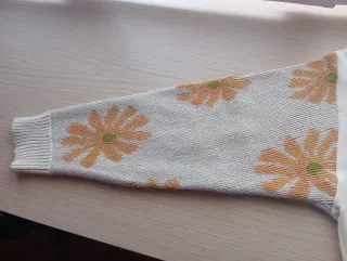 Sudadera beige detalle flores talla M