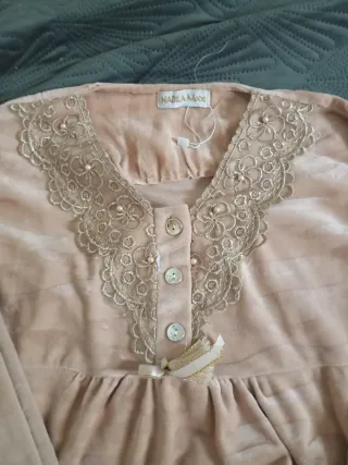 Pijama de terciopelo beige con encaje