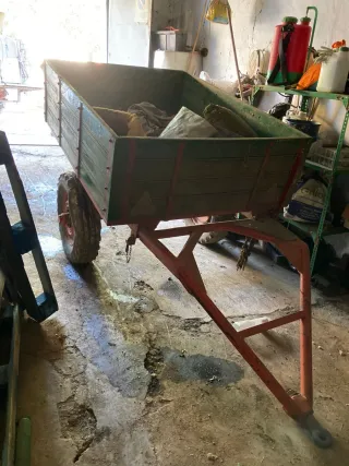 Carro de madera con neumáticos de goma
