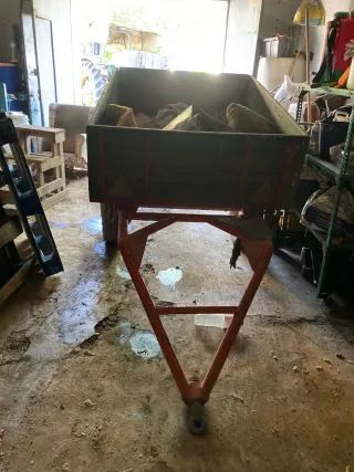 Carro de madera con neumáticos de goma