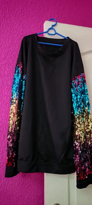 Sudadera negra con mangas de lentejuelas