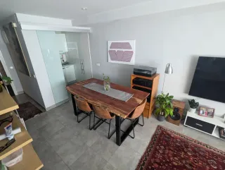 Tavolo da Pranzo in Legno e Sedie in Pelle