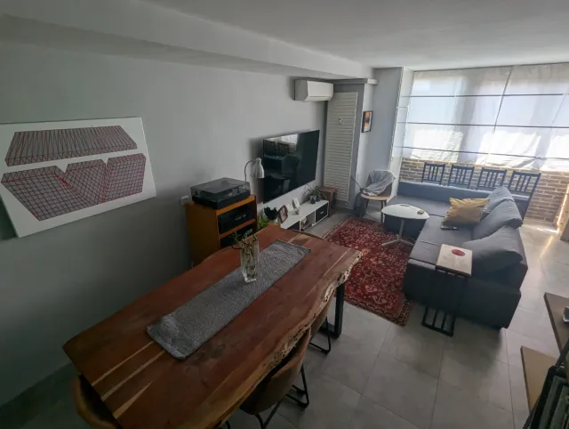 Tavolo da Pranzo in Legno e Sedie in Pelle