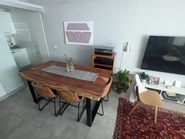 Tavolo da Pranzo in Legno e Sedie in Pelle