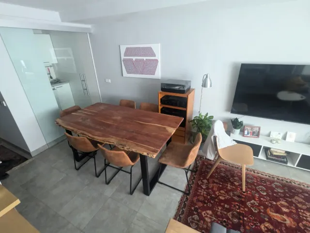 Tavolo da Pranzo in Legno e Sedie in Pelle