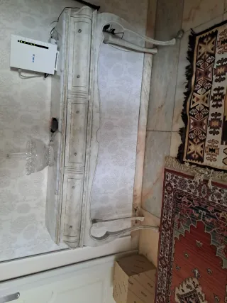 Consola de madera y mármol