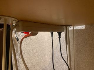 Scrivania nera IKEA con schienale