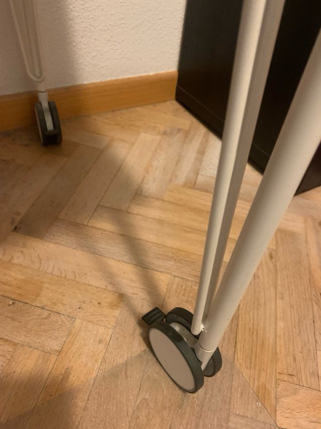 Scrivania nera IKEA con schienale