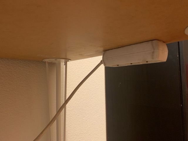 Scrivania nera IKEA con schienale