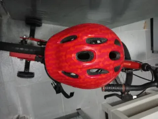 Bicicleta infantil roja con ruedines