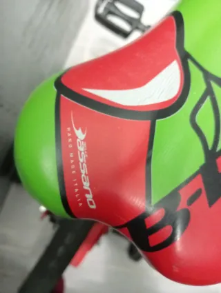 Bicicleta infantil roja con ruedines