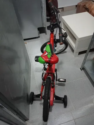 Bicicleta infantil roja con ruedines