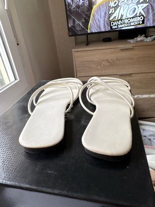 Sandalias planas blancas tiras finas T37
