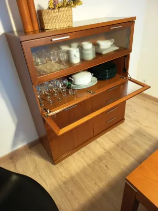 Armario vitrina de madera y cristal