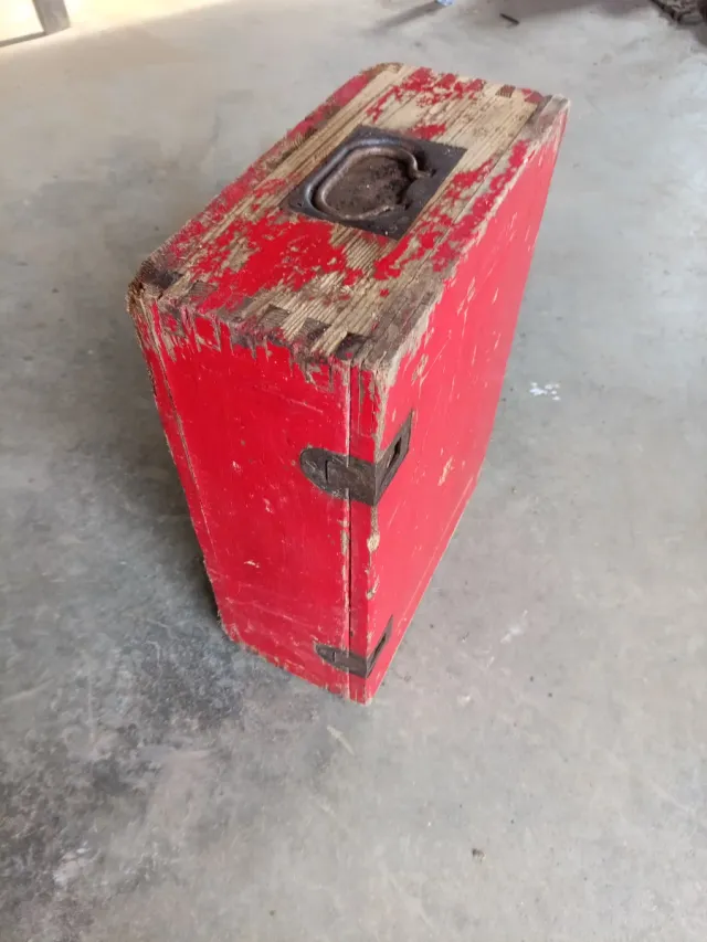 Baúl industrial antiguo de madera