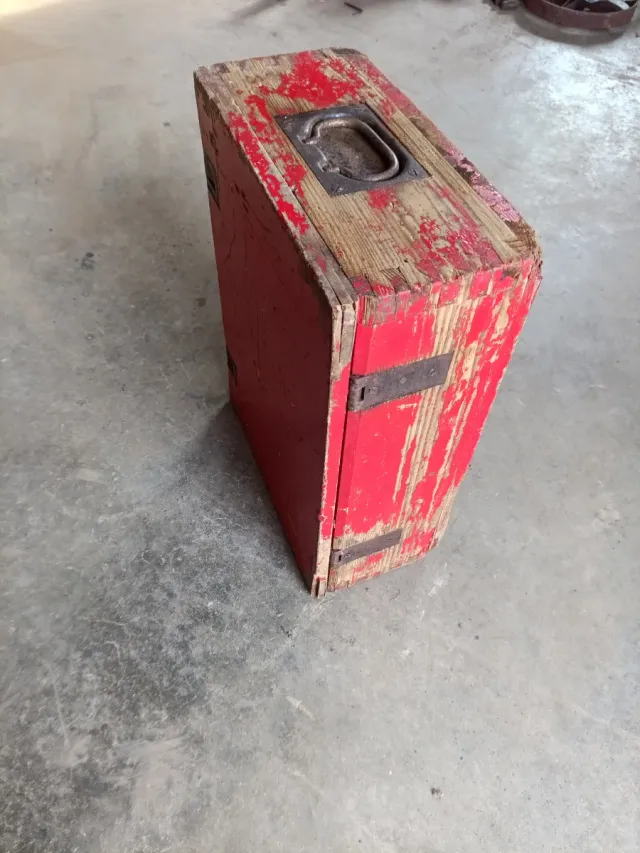 Baúl industrial antiguo de madera