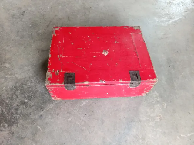 Baúl industrial antiguo de madera