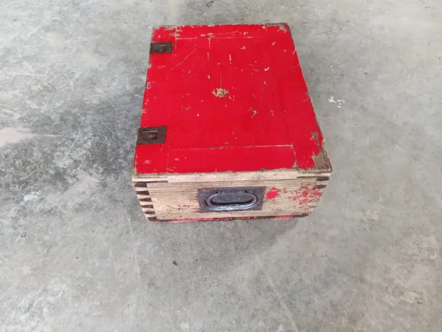 Baúl industrial antiguo de madera