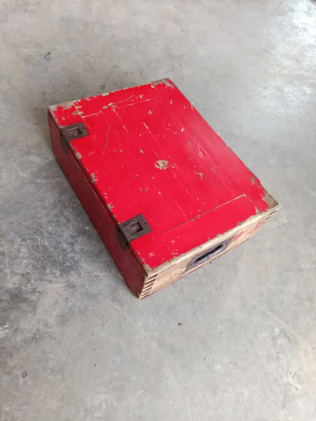 Baúl industrial antiguo de madera