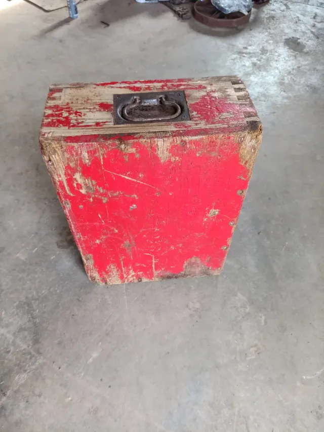 Baúl industrial antiguo de madera