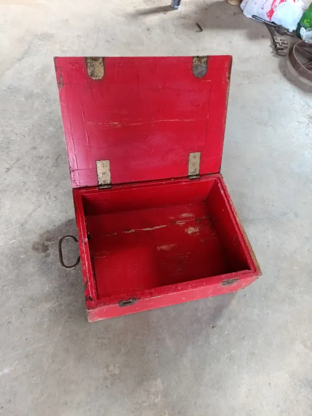 Baúl industrial antiguo de madera