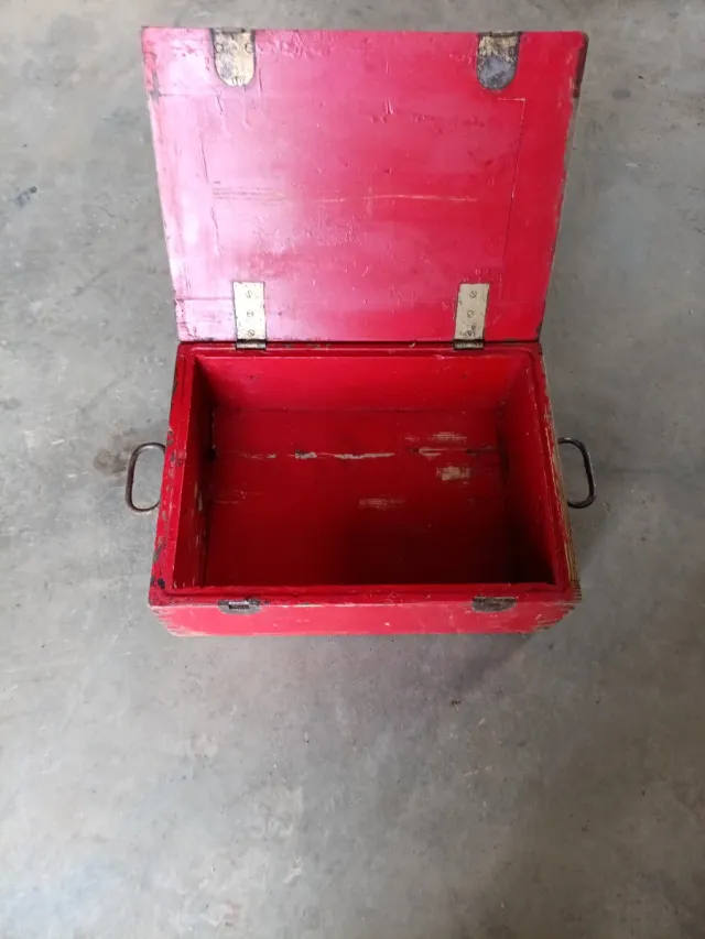 Baúl industrial antiguo de madera