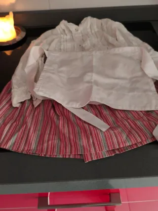 Traje de aldeana rojo y blanco talla 1/2 años